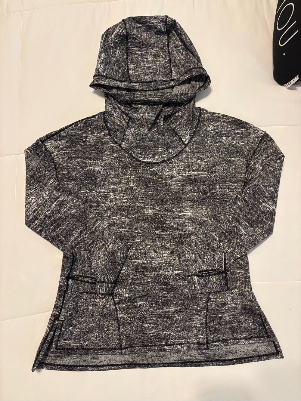 Lululemon Forever Endeavor Black and White Long Sleeve Pullover Size 4